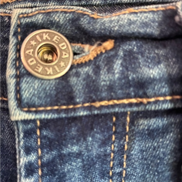 Stylish Blue Flare Jeans with Black Accents - Picture 6 of 14